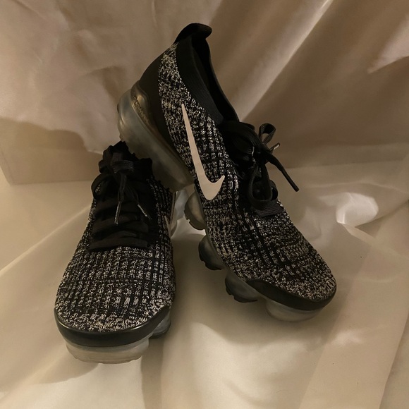 Size 8.5 - Nike Air VaporMax Flyknit 3 Oreo - Picture 1 of 7